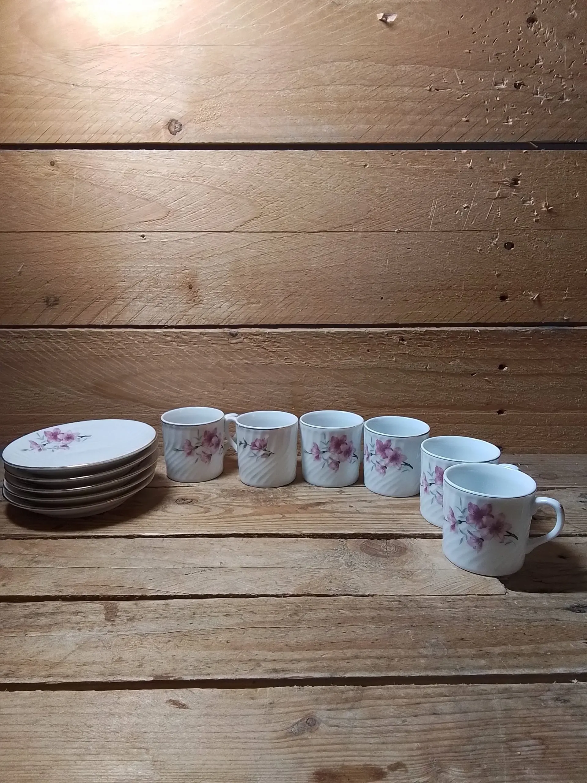 Tasses à café fleuries avec leurs coupelles