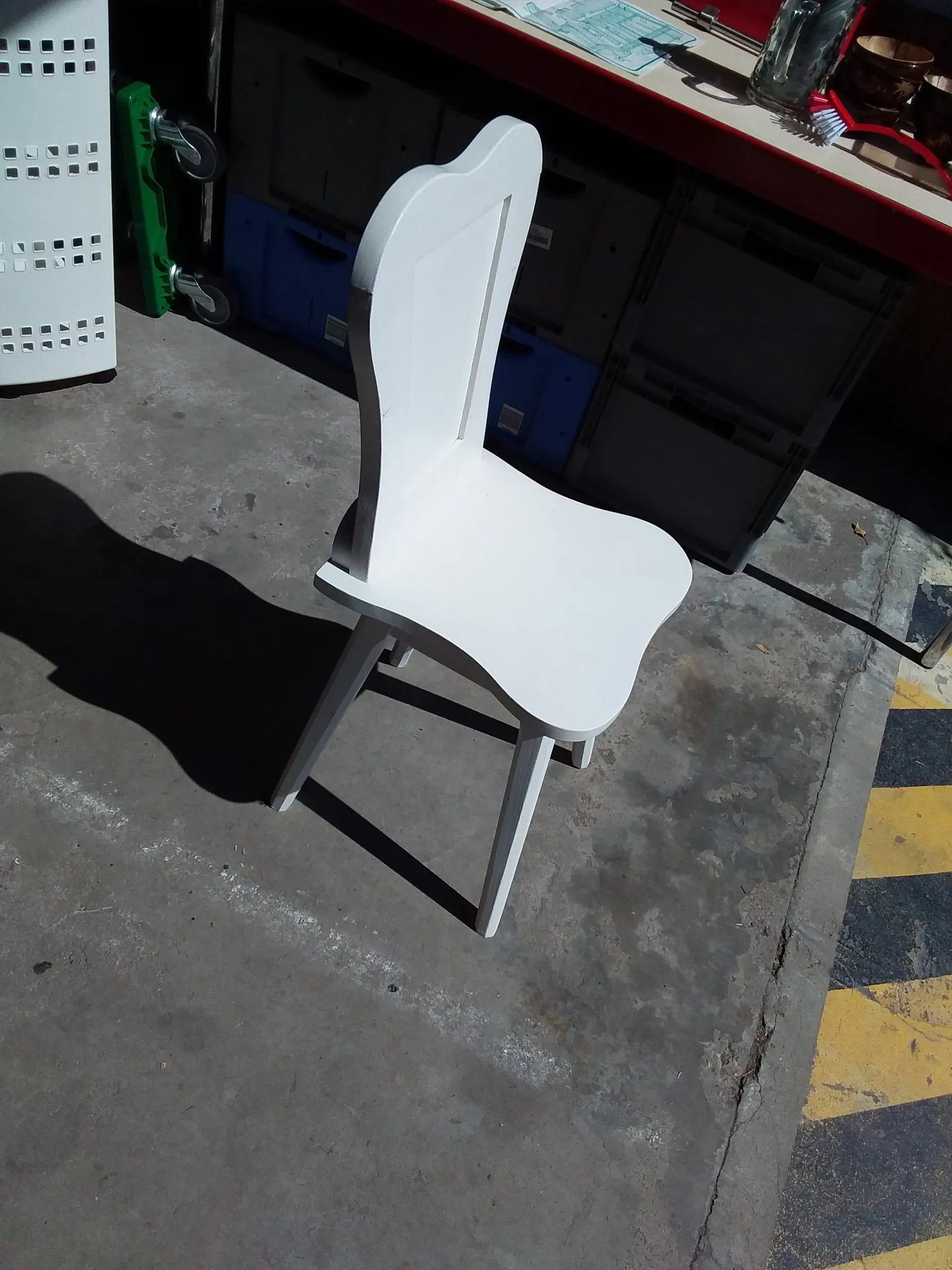 Chaise blanche en bois pour enfant – Image 2